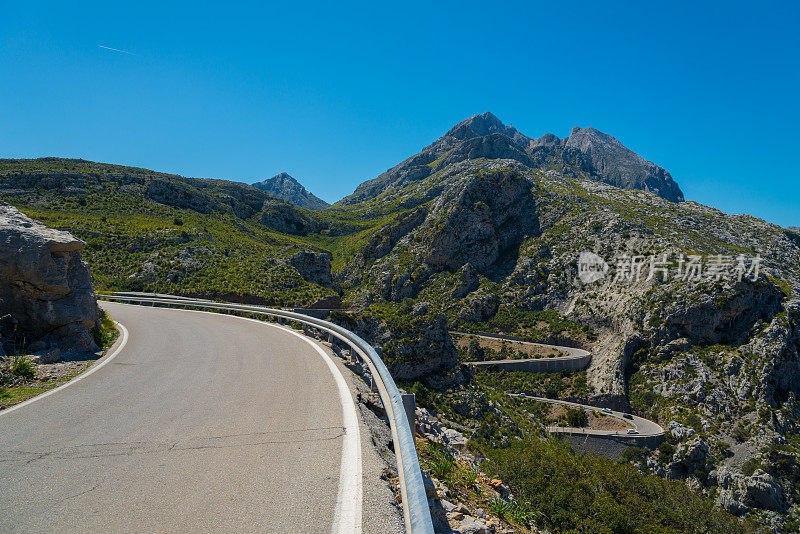 在Tramuntana - Mallorca山脉蜿蜒的道路